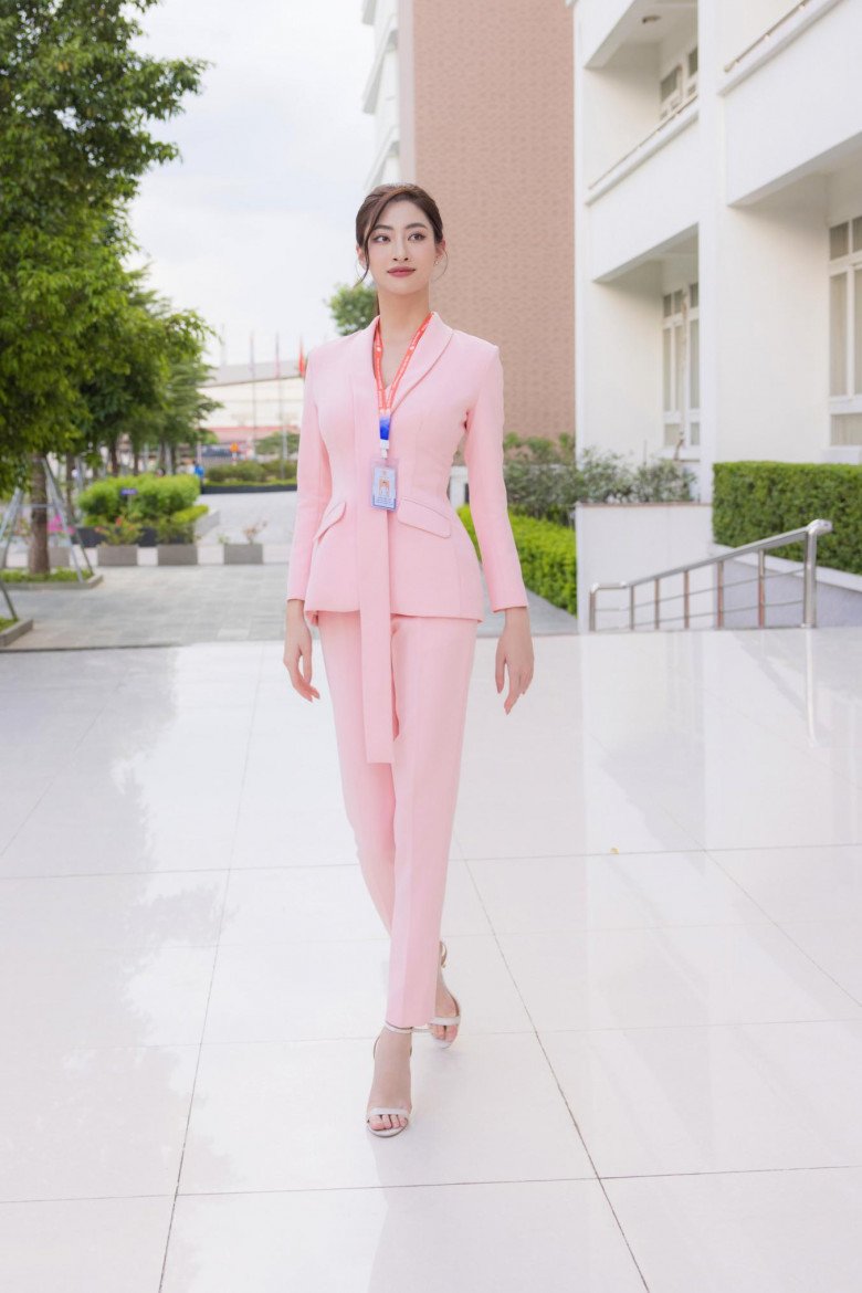 Lựa chọn blazer màu hồng pastel với vạt áo dài cách điệu lại giúp bạn có dáng vẻ vừa ngọt ngào vừa quyền lực.