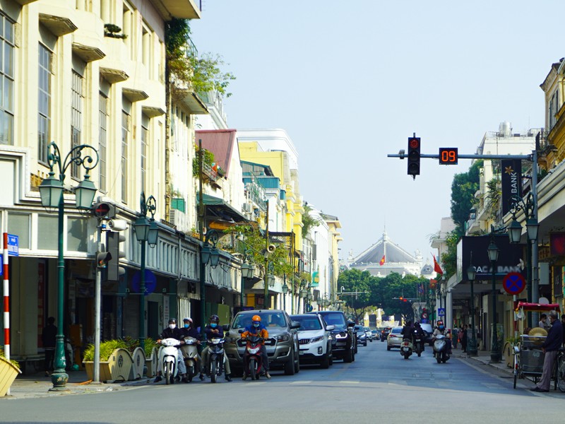 Theo Cushman & Wakefield (công ty cung cấp dịch vụ bất động sản toàn cầu), phố Tràng Tiền nằm ở trung tâm Thủ đô Hà Nội có giá thuê mặt bằng gần 300 USD/m2 một tháng, xếp thứ 17 khu vực châu Á - Thái Bình Dương.
