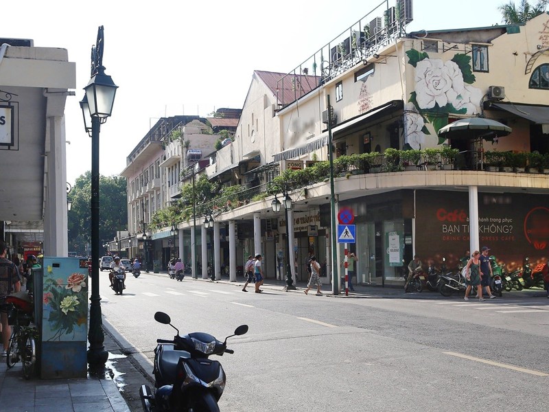 Tràng Tiền là một trong những tuyến phố chính nằm ở trung tâm hành chính Hà Nội. Tuyến đường này có vị trí sát với phố đi bộ Hồ Gươm, Nhà hát Lớn Hà Nội...
