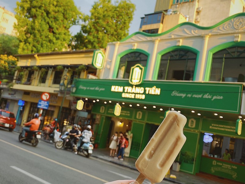 Phố Tràng Tiền còn nổi tiếng với thương hiệu Kem Tràng Tiền với hơn 50 năm lịch sử tồn tại và vẫn luôn là điểm đến yêu thích của người dân Hà Nội và du khách cả nước. Đây cũng là tuyến phố thường xuyên đón lượng lớn du khách, đặc biệt là dịp cuối tuần.
