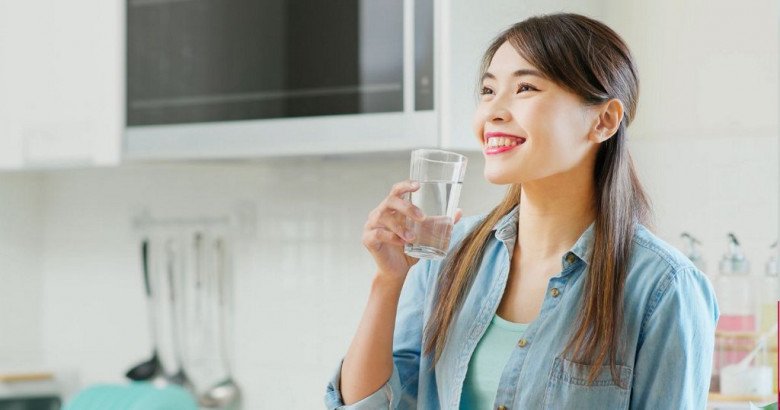 Rất nhiều nghiên cứu cũng đã chứng minh rằng việc duy trì thói quen uống nước trước mỗi bữa ăn sẽ giúp giảm khoảng 44% cân nặng trong ba tháng.