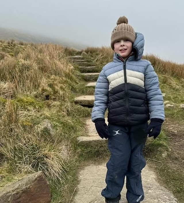 Đang chiến đấu với bệnh u não, bé trai 9 tuổi vẫn tự leo amp;#34;nóc nhà thế giớiamp;#34; để quyên góp từ thiện - 3