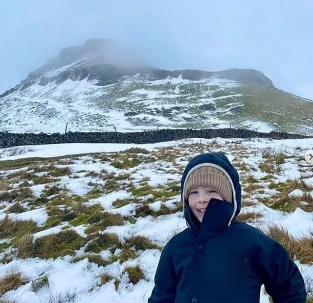 Đang chiến đấu với bệnh u não, bé trai 9 tuổi vẫn tự leo amp;#34;nóc nhà thế giớiamp;#34; để quyên góp từ thiện - 4