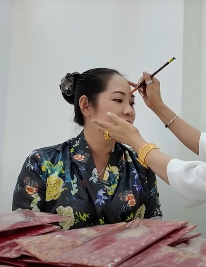 Nam nghệ sĩ rủ vợ là ca sĩ Diệu Thắm đi cùng.