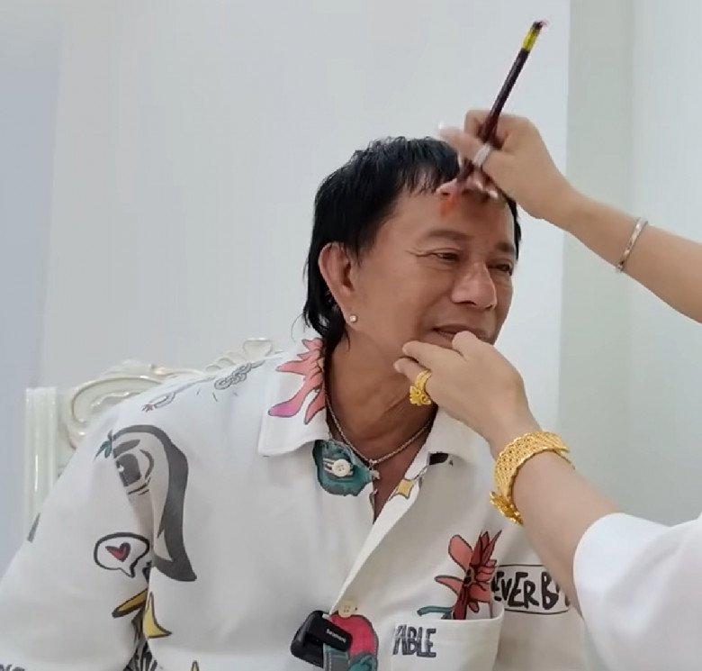 Bảo Chung đi làm chân mày, tân trang ngoại hình.