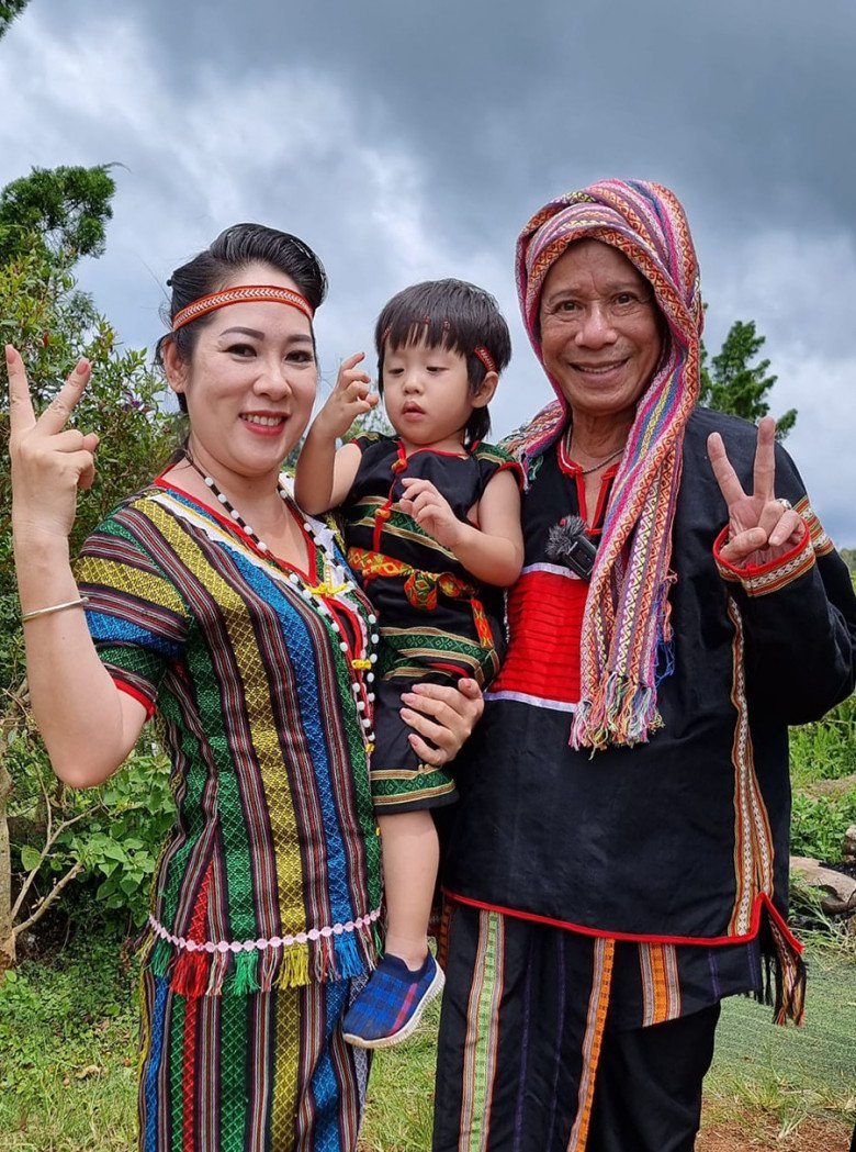 Vợ chồng Bảo Chung bên quý tử 3 tuổi.