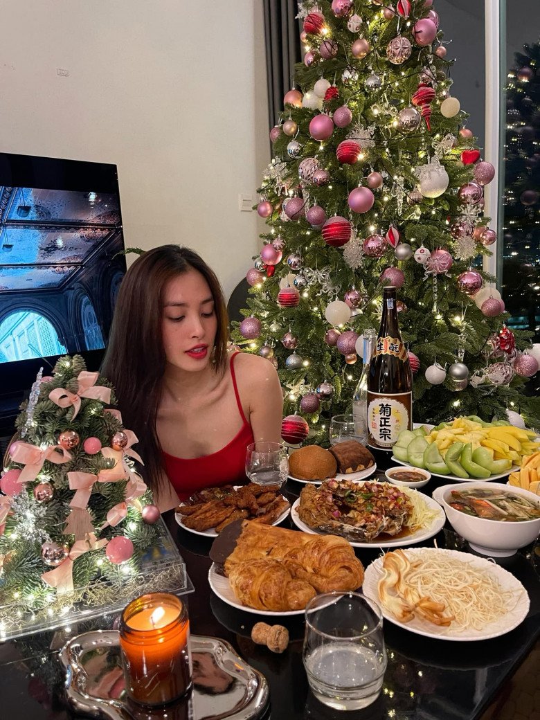Hoa hậu Tiểu Vy còn được mệnh danh là thánh ăn uống khi thường xuyên khoe hình ảnh đang thưởng thức đồ ăn.