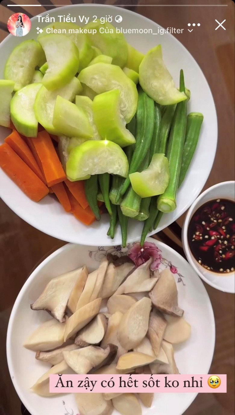 Hoa hậu Tiểu Vy chia sẻ hình ảnh bữa ăn với 2 đĩa rau lớn trong đó có 4 loại quen thuộc, bao gồm: cà rốt, đậu bắp, bầu và nấm được chế biến theo phương pháp hấp/ luộc.