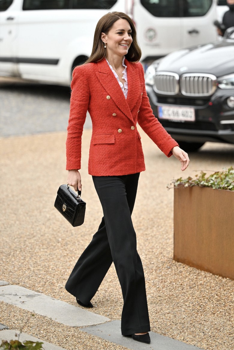 Để kéo dài đôi chân, Kate Middleton thường diện giày mũi nhọn đi cùng quần ống rộng.