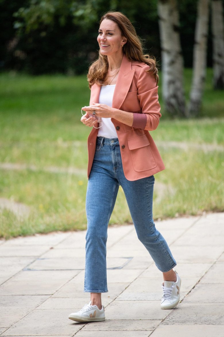 Kate Middleton thường trưng dụng nhiều kiểu quần ống đứng khác nhau với nhiều chất liệu đa dạng như cotton, kaki, jeans... để phối hợp trong mỗi lần mà cô xuất hiện.