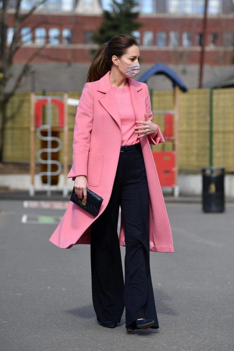 Chiếc blazer màu hồng ngọt ngào khoác ngoài không chỉ làm nổi bật cả bộ trang phục mà còn cộng thêm điểm thanh lịch, chỉn chu.