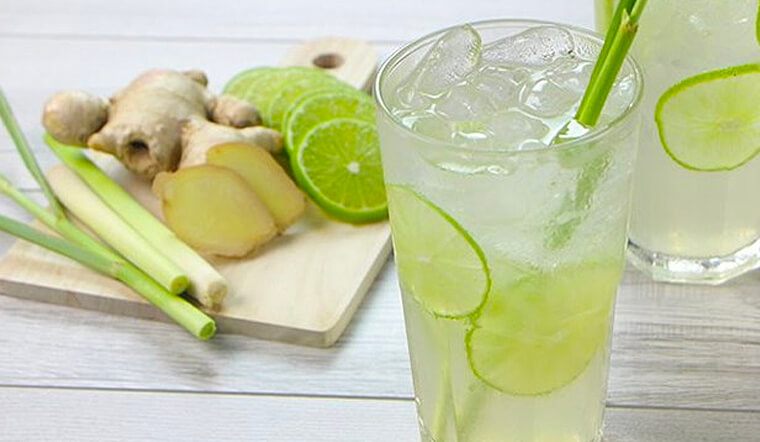 Chanh kết hợp với gừng, sả uống sẽ rất thơm giúp ngừa bệnh cảm lạnh và giúp ấm họng. Ảnh minh họa.