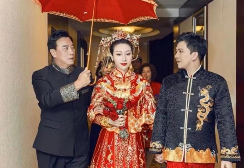 Được biết, Trương Gia Vân là một tiểu thư trong gia đình giàu có, kết hôn với bạn trai đại gia Matthew (người Quảng Đông).
