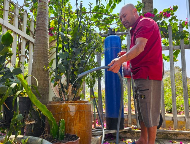 Nếu để lâu không mở van nước, khi mở lại thì nước chảy mạnh nhưng chỉ vài chục giây sau thì yếu và tắt hẳn - anh Vụ cho biết.