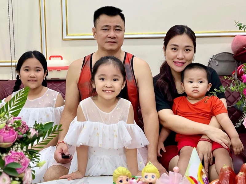 Tự Long và bà xã Minh Nguyệt kết hôn vào đầu tháng 5/2015. Cặp đôi chào đón con đầu lòng sau 5 tháng về chung nhà. Đến tháng 9/2019, Tự Long và Minh Nguyệt đón con thứ 2 chào đời.
