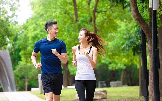 Ngoài ăn uống lành mạnh, giữ tinh thần thoải mái, vợ chồng chị Tuyền còn chạy bộ lúc 5 giờ sáng khoảng 30 -60 phút/ngày. Ảnh minh họa.