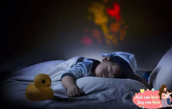 Các nghiên cứu đã chỉ ra rằng ánh sáng mạnh vào ban đêm có thể ảnh hưởng đến hệ thống thần kinh và gây giảm chất lượng giấc ngủ.