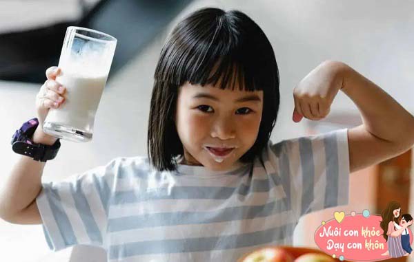 Sữa kết hợp với chế độ ăn uống hợp lý có thể giúp trẻ tăng trưởng chiều cao tốt.