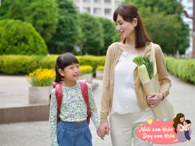 Thái độ của bố mẹ trên đường đón con về nhà sẽ ảnh hưởng lớn đến tâm lý trẻ.