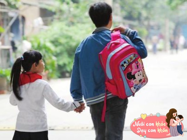 Rất nhiều bậc phụ huynh khi đi đón con, chủ động giúp đứa trẻ mang cặp sách vì lo lắng con học hành suốt một ngày sẽ mệt mỏi.