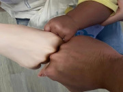Bà bầu - Mẹ da trắng sinh con da đen, khoe ảnh chụp bàn tay cả nhà kèm câu cảm thán khiến cư dân mạng cười ngất