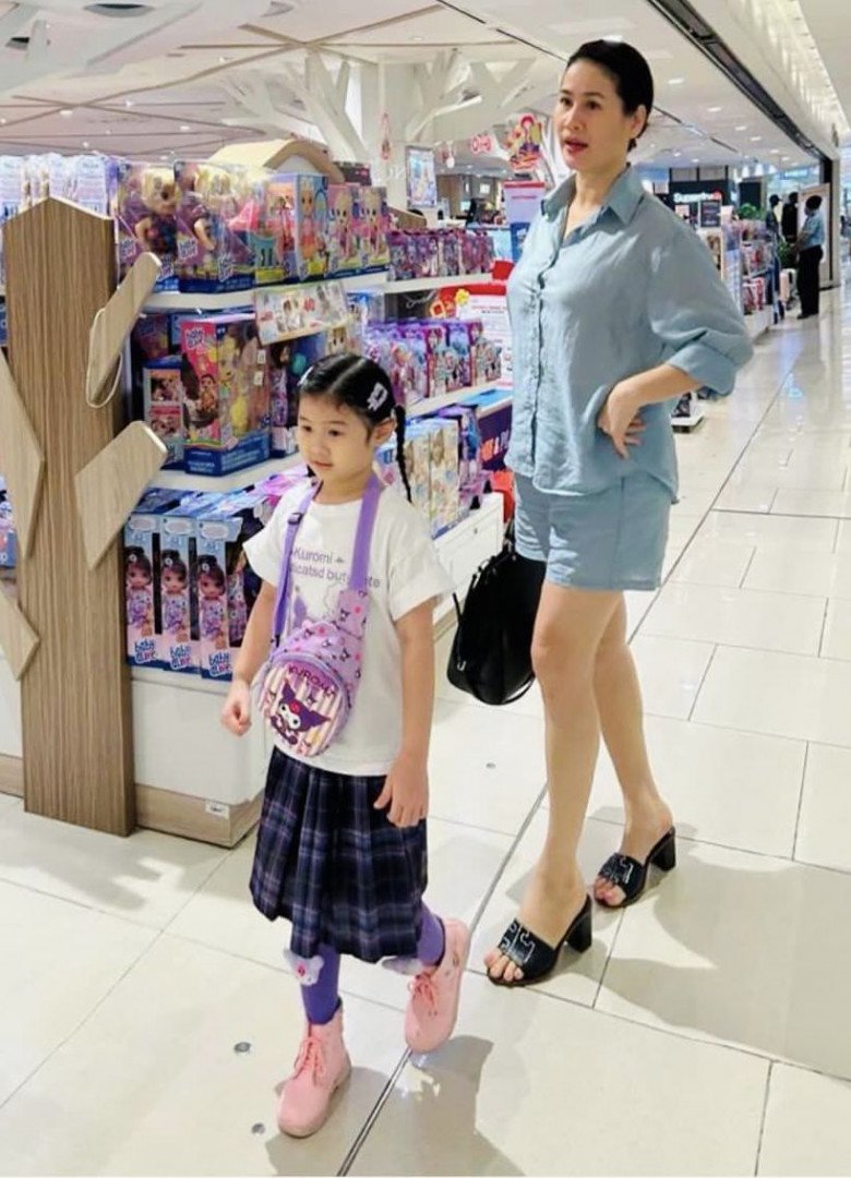 Thân Thuý Hà bị con gái chê trang phục xấu khi nữ diễn viên đưa bé đi mua sắm ở trung tâm thương mại.