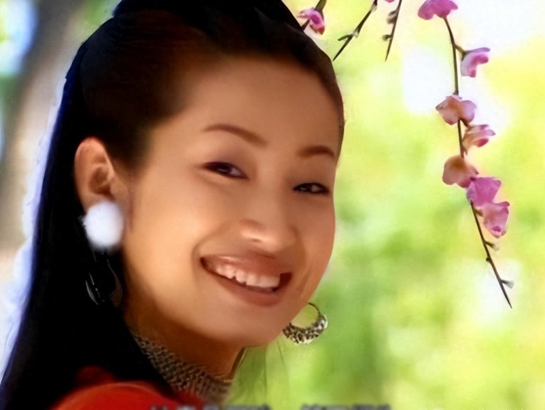 Bức ảnh Tần Hải Lộ nở nụ cười trong phim Ly Cơ Truyền Kỳ từng bị đem ra gièm pha rằng cô là nữ chính phim cổ trang xấu nhất màn ảnh.