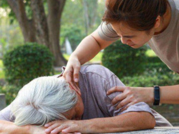 Người phụ nữ đột ngột qua đời sau bữa trưa với con trai, bác sĩ chỉ ra một sai lầm nhiều người mắc