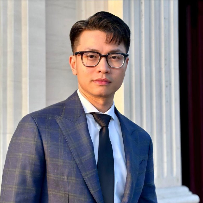 Là một CEO nên chú Ninh thường diện vest chững chạc kết hợp cùng caravat. 