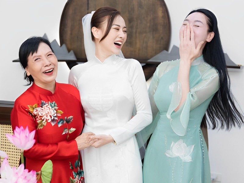 Phương Oanh cũng gia nhập hội con dâu có mẹ chồng quyền lực sau khi về chung nhà với Shark Bình. Nữ diễn viên từng cùng bà đi thử áo dài cưới. Hình ảnh 2 mẹ con vui vẻ, tươi tắn bên nhau khiến nhiều người ngưỡng mộ.
 
