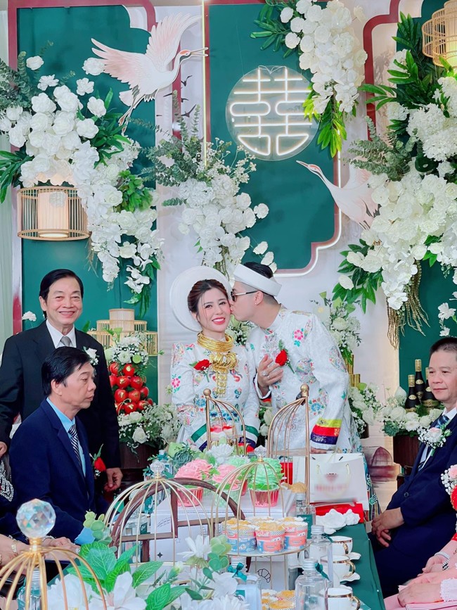 Toàn cảnh hot girl Xoài Non nhận váy cưới của tại Linh Nga Bridal - VÁY CƯỚI  CAO CẤP LINH NGA BRIDAL