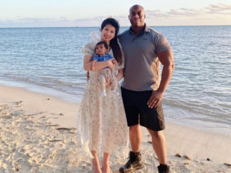 Vợ chồng Việt - Mỹ giữ hôn nhân bằng kiểm điểm cuối năm