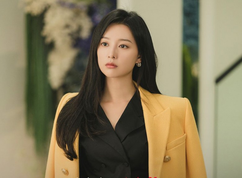 Kim Ji-won đóng vai con gái chaebol trong phim và thường xuất hiện trong hình ảnh toàn mùi tiền với quần áo đắt giá và trang sức sang trọng.