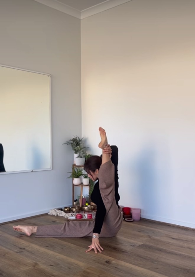 Khi sang xứ người, nữ MC không quên niềm đam mê với yoga. Cô có căn phòng riêng để thỏa mãn thú vui mỗi ngày. 