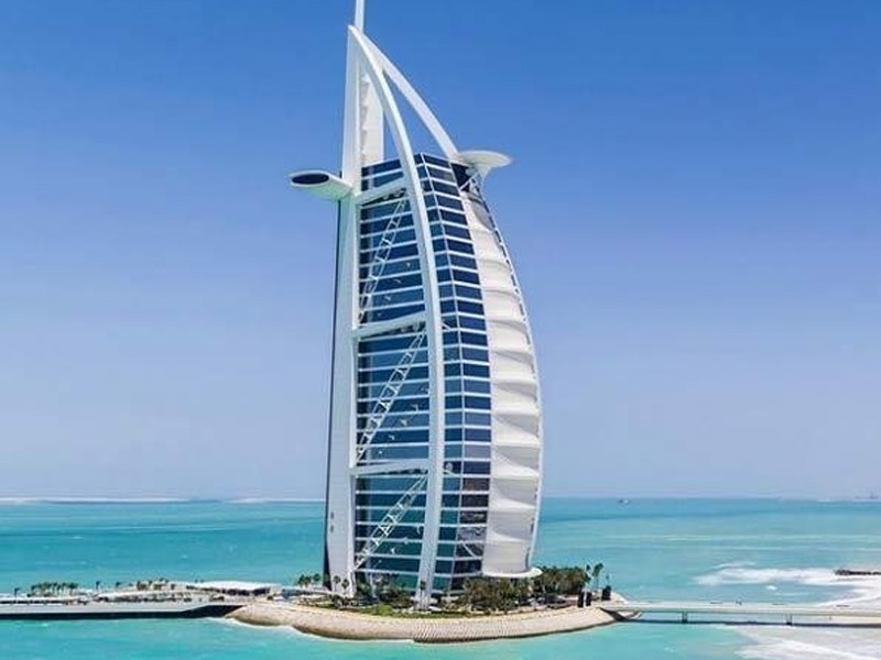 Burj Al-Arab có hình dáng như một cánh buồm no gió, trở thành biểu tượng nguy nga của Dubai (Các tiểu Vương quốc Ả Rập)
