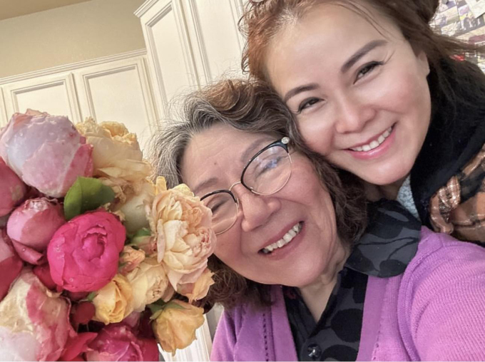 Chị Quỳnh Giao và mẹ khi bà còn khỏe mạnh sau khi hái những bông hồng trong vườn, năm 2022. Ảnh: Nhân vật cung cấp