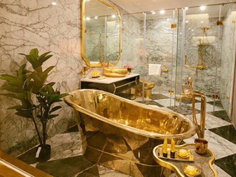 Khách sạn dát vàng đã khiến báo chí quốc tế xôn xao, không ít lời khen ngợi, bày tỏ sự ngạc nhiên về một công trình xa xỉ, được dát vàng từ dĩa nĩa đến nhà vệ sinh.
