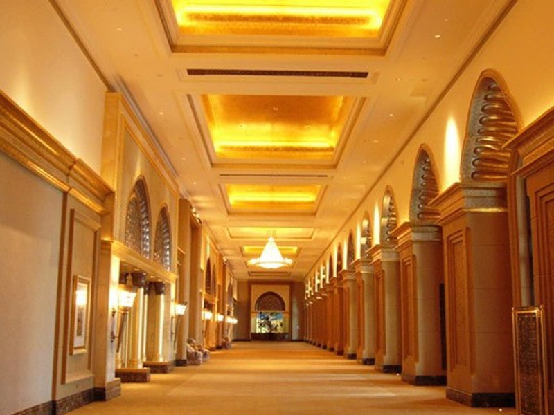 Khách sạn được dát đá cẩm thạch, riêng tường và trần được dát vàng, bạc, cũng như được trang hoàng bởi những ngọn đèn chùm bằng pha lê Swarovski. Người quản lý tiết lộ 40 tấn vàng được dùng để trang trí cho một số hạng mục.
