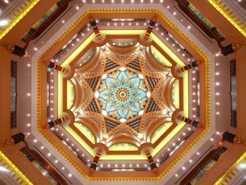 Mái vòm cao khoảng 72,6m tính từ mặt đất và được dát vàng, có khoảng 114 mái vòm như thế hiện hữu tại khách sạn này.
