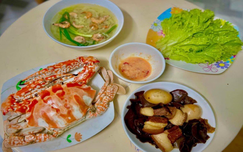 Nguyên liệu chị Trang nấu được gửi từ quê nhà gửi ra gồm hải sản, thịt heo, bò sạch. Thỉnh thoảng chị Trang chỉ đi chợ mua thêm rau.
