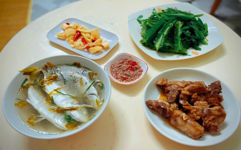 Mỗi bữa ăn chị Trang luôn có các món cơ bản như món canh hoặc rau luộc, món mặn để đảm bảo đủ chất cho cả gia đình.
