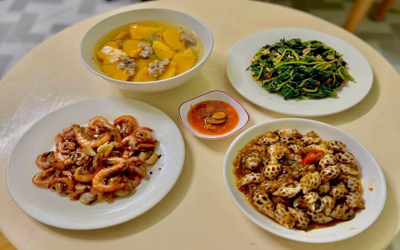Nhìn màu sắc và cách trưng bày món ăn của chị Trang khiến nhiều nguời chỉ mới xem thôi đã thấy đói bụng.
