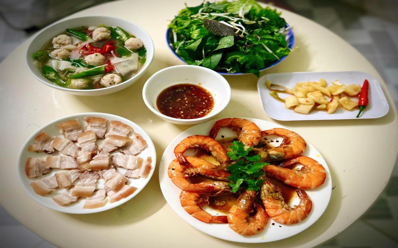 Mâm cơm tự nấu không chỉ đầy đủ dinh dưỡng mà còn rất ngon và đẹp mắt do chị Thuỳ Trang chuẩn bị.

