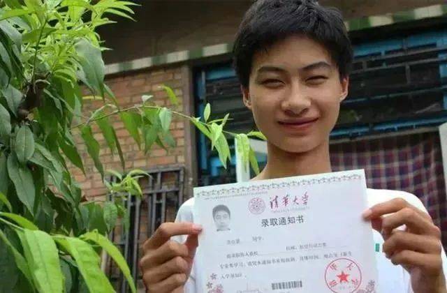 Bố bị tâm thần, mẹ bị liệt, chàng trai vẫn đỗ thủ khoa đại học danh giá, giúp gia đình đổi đời - 1