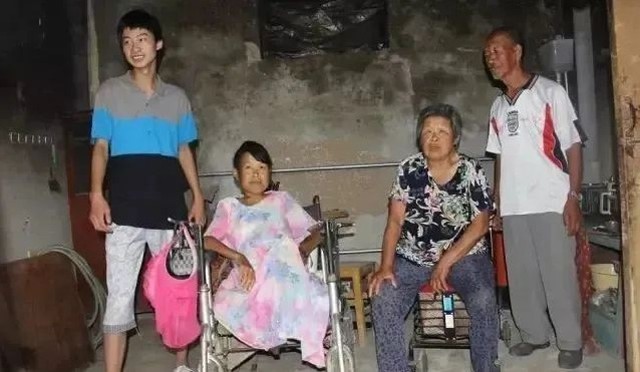 Bố bị tâm thần, mẹ bị liệt, chàng trai vẫn đỗ thủ khoa đại học danh giá, giúp gia đình đổi đời - 2