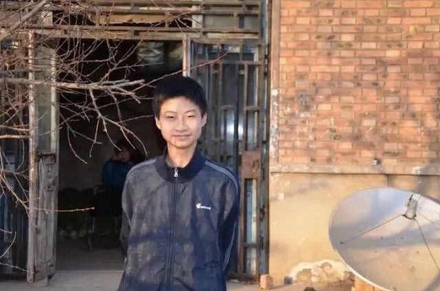 Bố bị tâm thần, mẹ bị liệt, chàng trai vẫn đỗ thủ khoa đại học danh giá, giúp gia đình đổi đời - 6