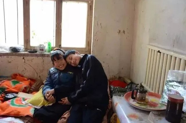 Bố bị tâm thần, mẹ bị liệt, chàng trai vẫn đỗ thủ khoa đại học danh giá, giúp gia đình đổi đời - 5