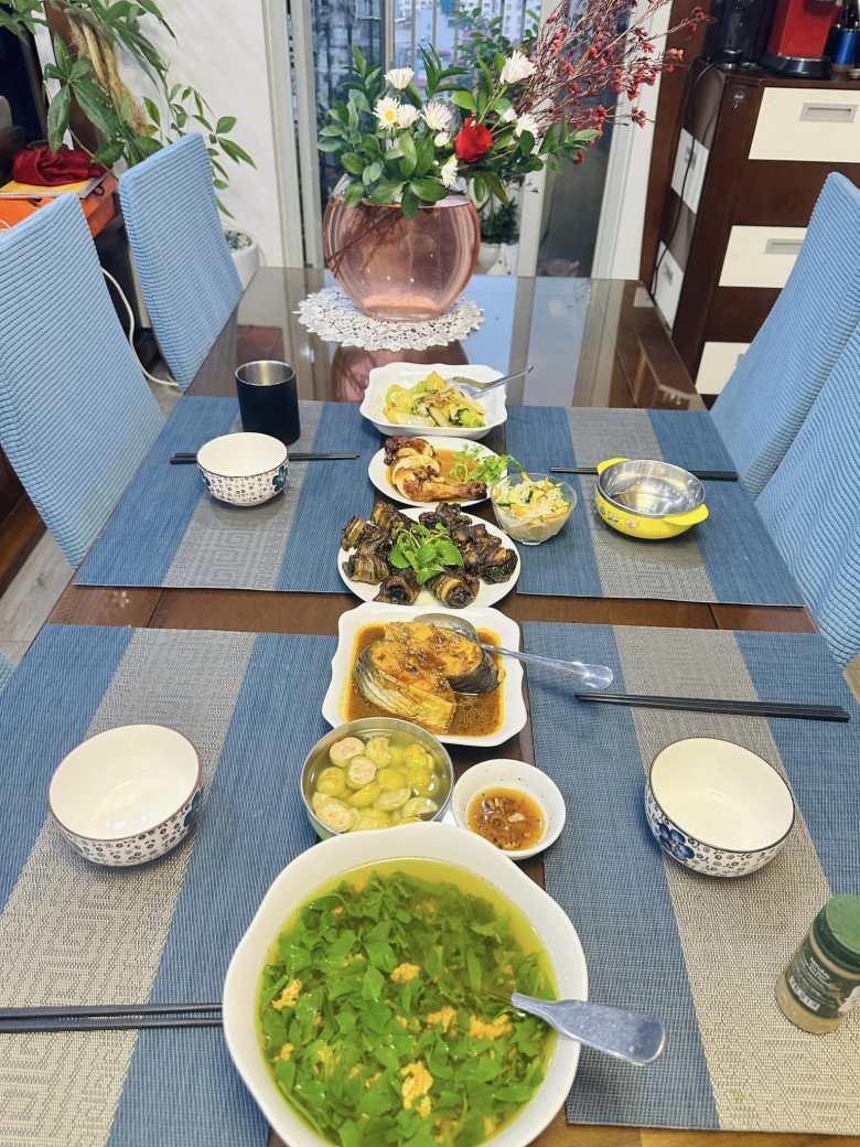 Những bữa ăn của Hoàng Trang thường mang dư vị truyền thống, không hề sang chảnh mà làm bao người phải thèm. Với cô, nhìn con ăn nhiều là không hạnh phúc nào bằng!