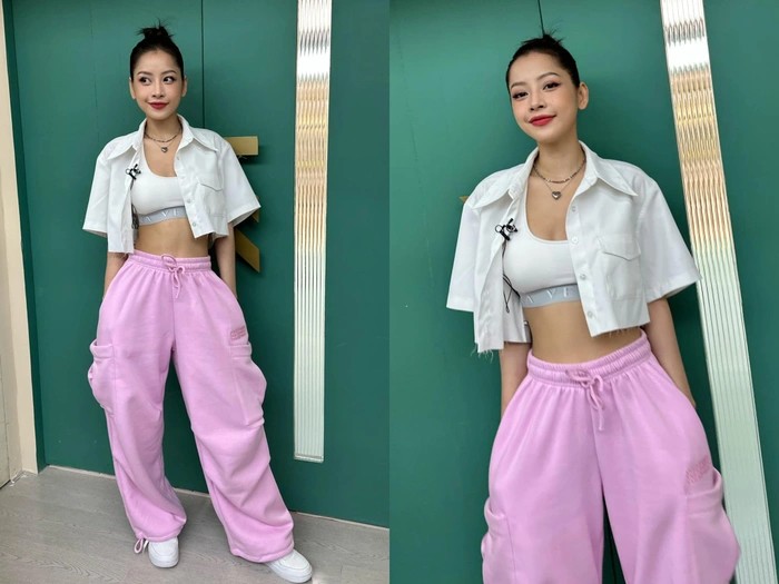 Để vẻ ngoài thêm năng động và tươi trẻ nữ ca sĩ cũng biến hóa với sơ mi croptop tay ngắn cùng quần jogger và áo bra thể thao. 