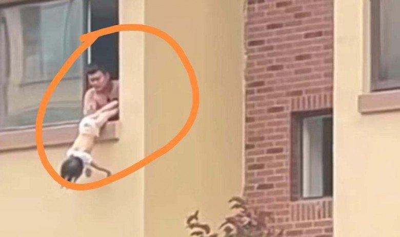 Con gái 2 tuổi khóc thét khi bị bố treo ngược ngoài cửa sổ tầng 2, nghe nguyên nhân ai cũng bất bình - 2